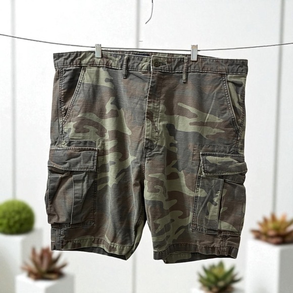 Levi's Camo Cargo Shorts Relaxed Fit Utility Outdoor Casual W42 - Picture 1 of 11